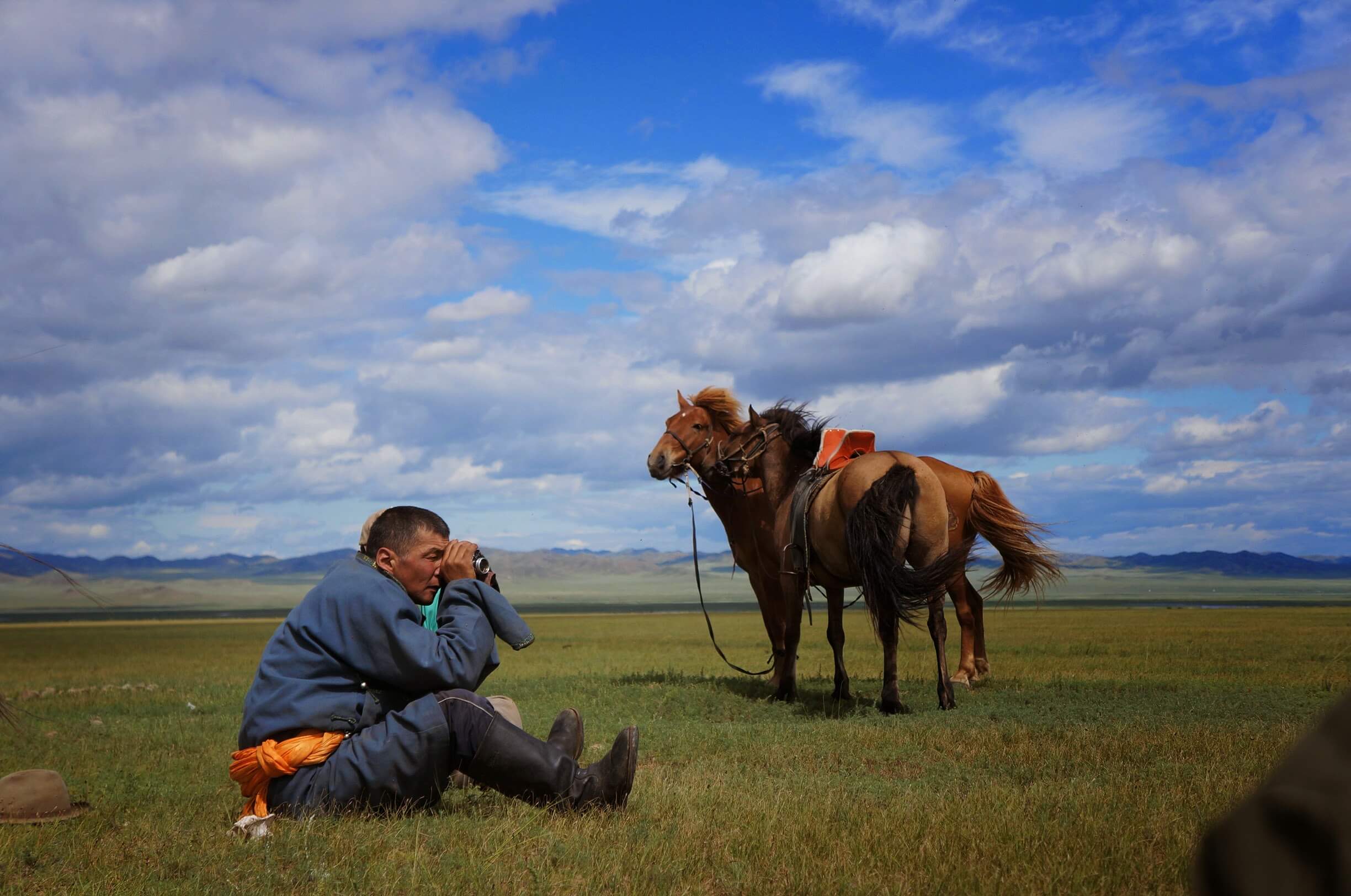 男性と馬の写真