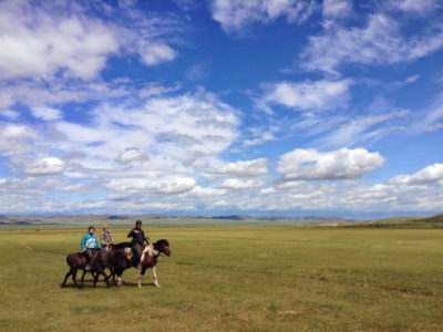 モンゴル４日間 　大草原で乗馬・遊牧民訪問