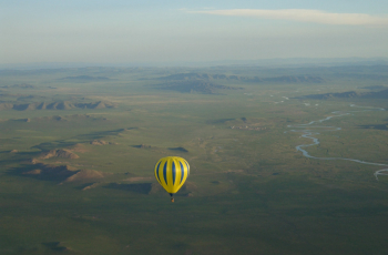 モンゴルで唯一 気球に乗れるキャンプ場です